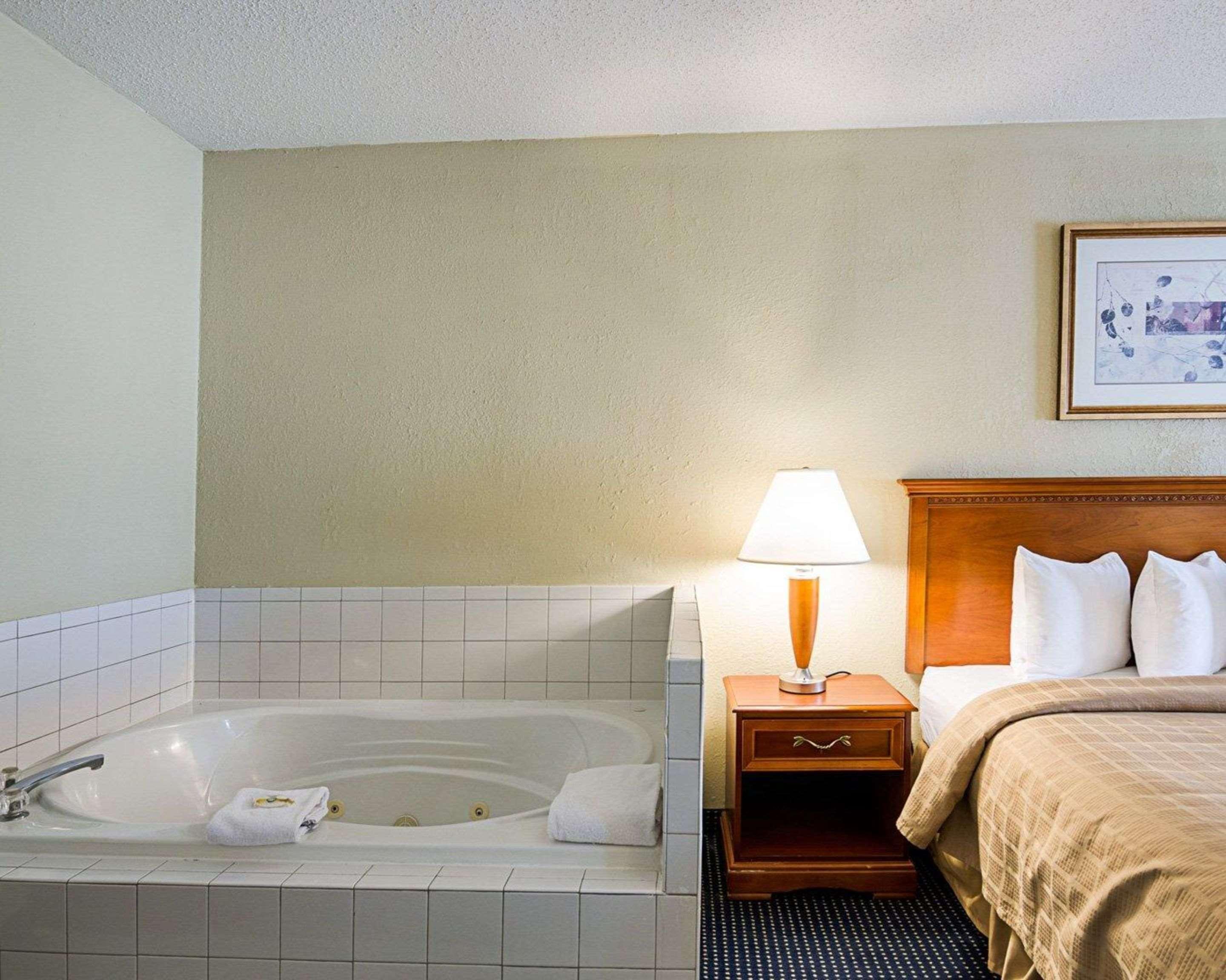 Quality Inn Troutville - Roanoke North Екстериор снимка