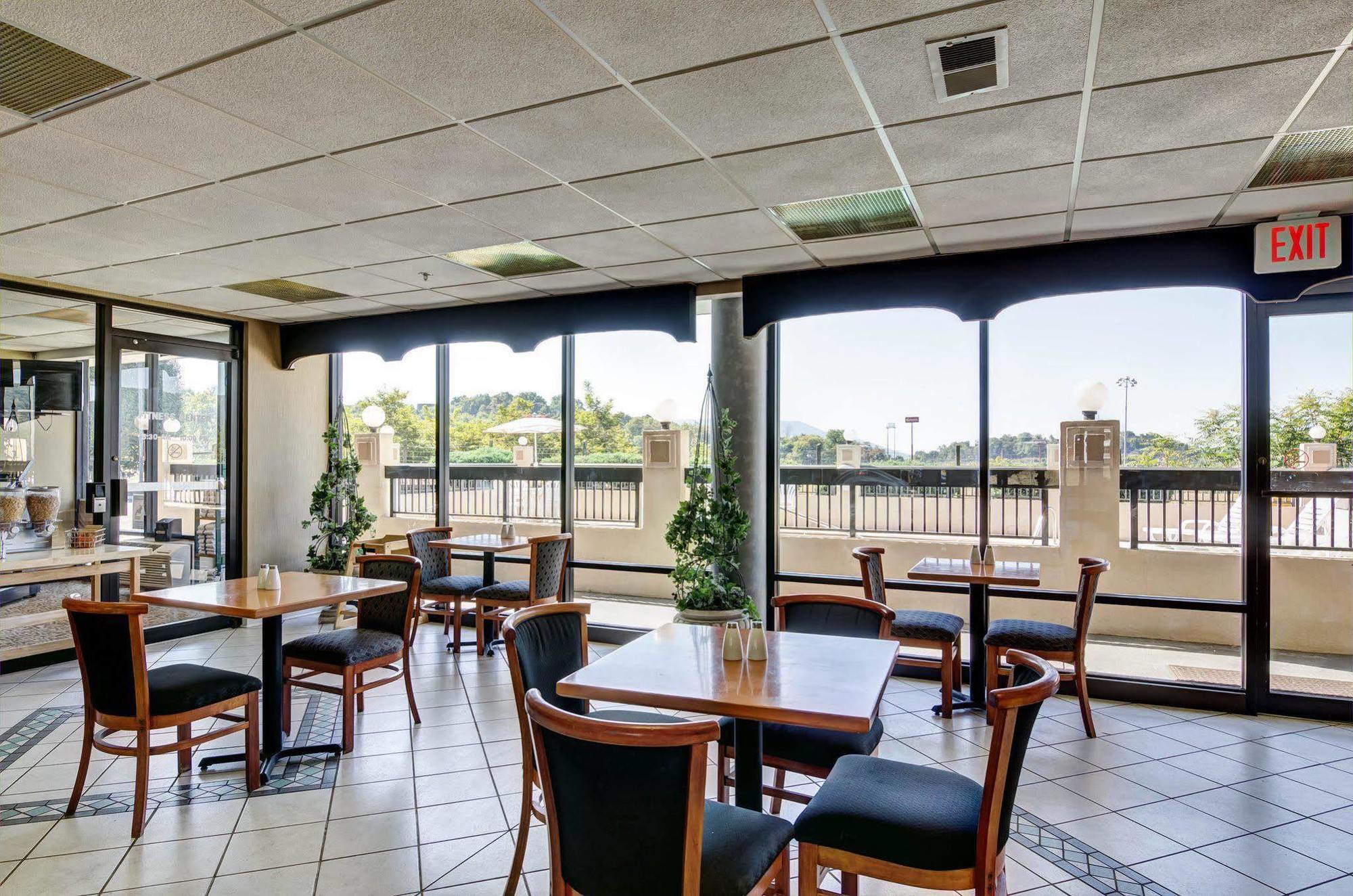 Quality Inn Troutville - Roanoke North Екстериор снимка