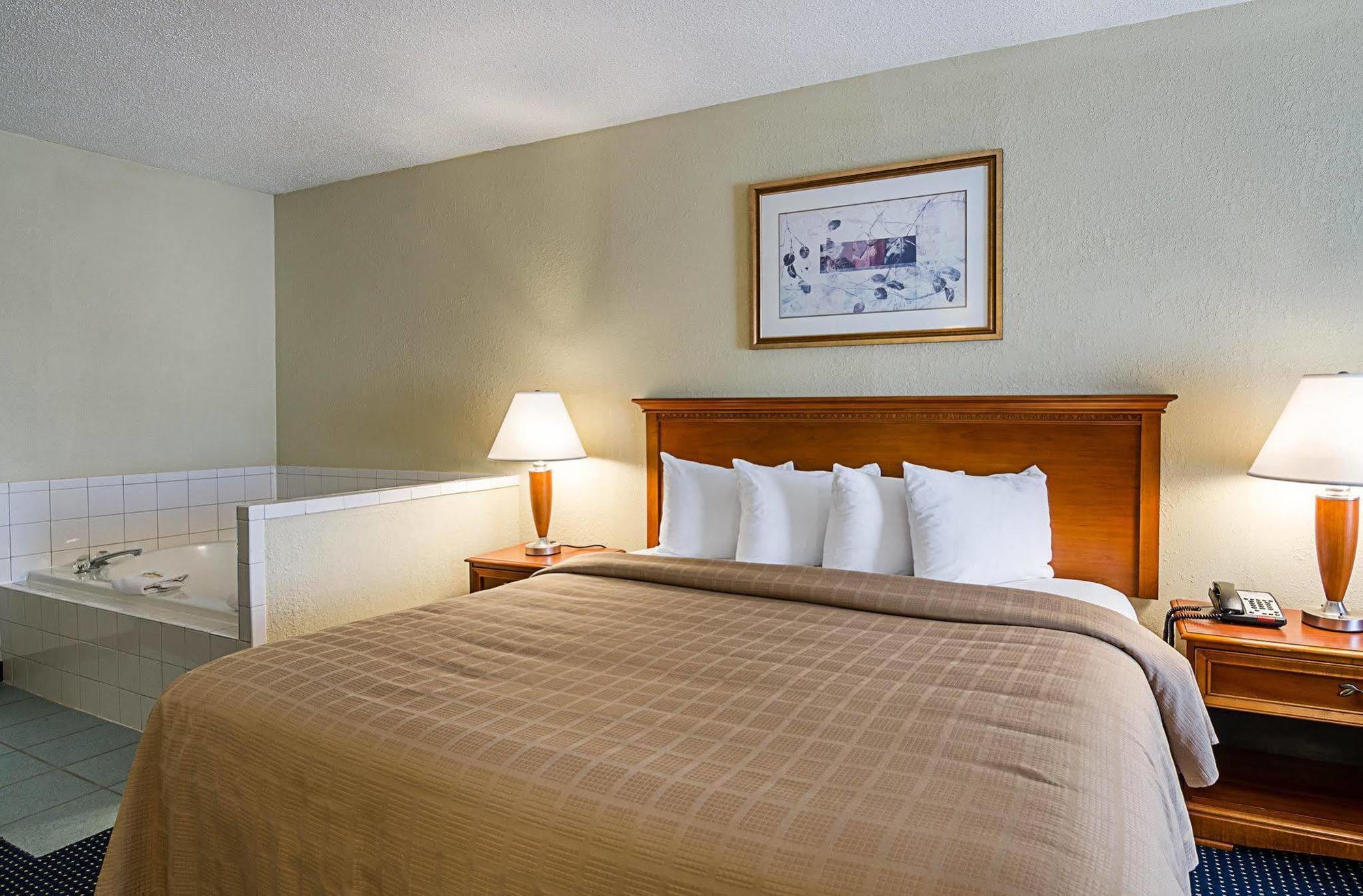 Quality Inn Troutville - Roanoke North Екстериор снимка