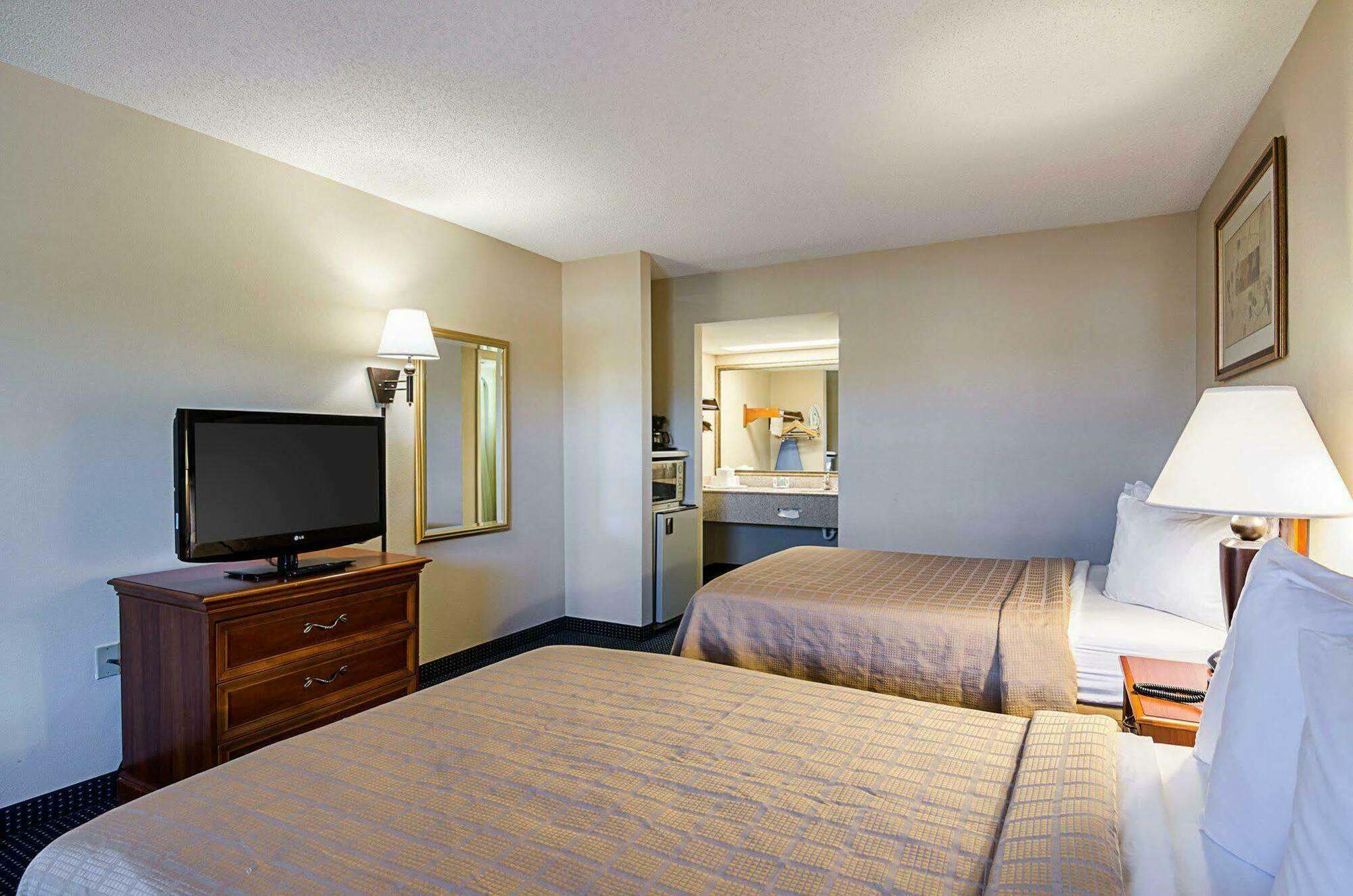 Quality Inn Troutville - Roanoke North Екстериор снимка